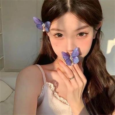 与一位女士合影